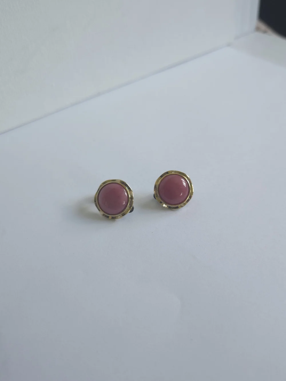 Vintage 1980s Mauve Pink Cabochon Clip On Earrings - Picture 2 of 11